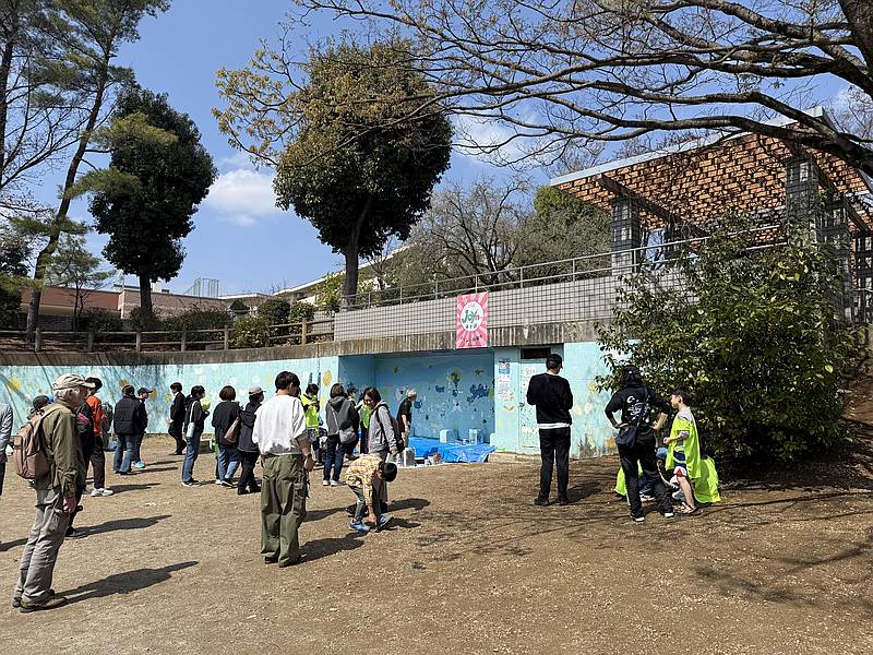 学生団体Bloomyと地域団体joynみなみおおさわが企画した「溜池公園壁画リニューアルイベント」には30人近くの子どもや保護者が参加