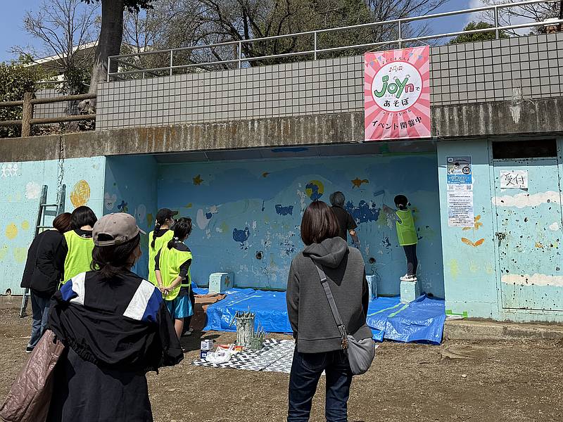 日本に2人しかいない銭湯絵師・中島盛夫さんに指導を仰ぎながら、ローラーで空を塗る子どもたち