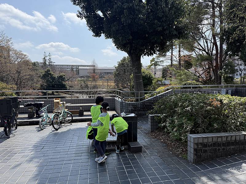 「溜池公園壁画リニューアルイベント」でペンキ塗りや遊んで汚れてしまった子どもたちが水道で汚れを落とす様子
