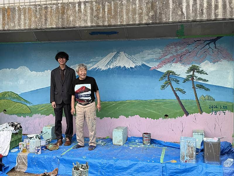 「溜池公園壁画リニューアルイベント」で完成した絵は銭湯の絵では珍しい桜が入った風景画に。銭湯絵師の中島盛夫さんとそのお孫さんで学生団体Bloomyの代表である中島さんと撮影