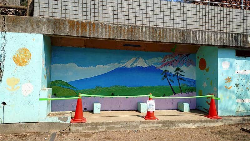 「溜池公園壁画リニューアルイベント」で銭湯絵師・中島盛夫さんと子どもたちが描いた富士山の絵は壁画部分は劣化しないようコーティングを行うため、一時的に立ち入り禁止に