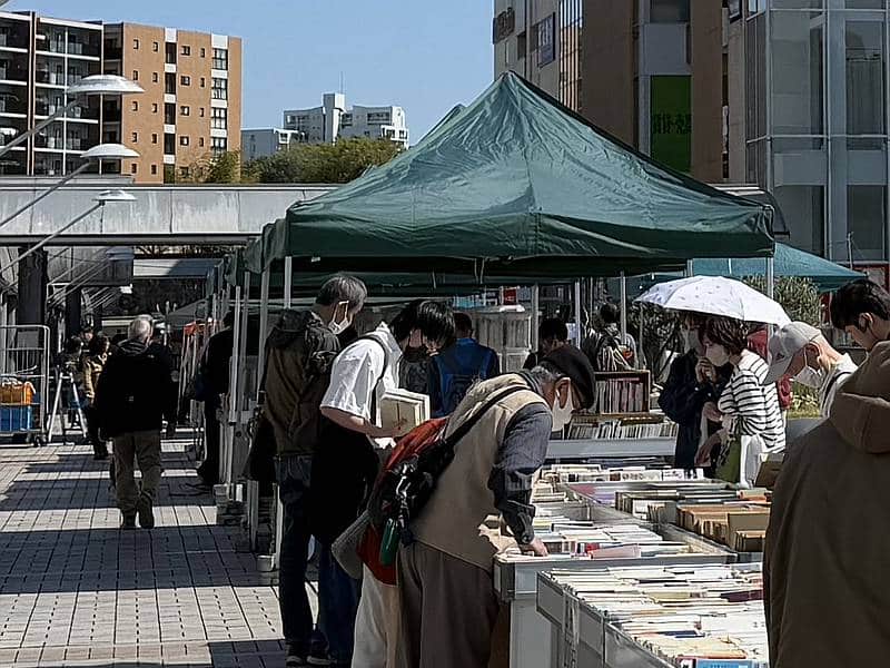 昨年2025年4月に開催された第12回南大沢古本まつりで色々な古本を探す人たち