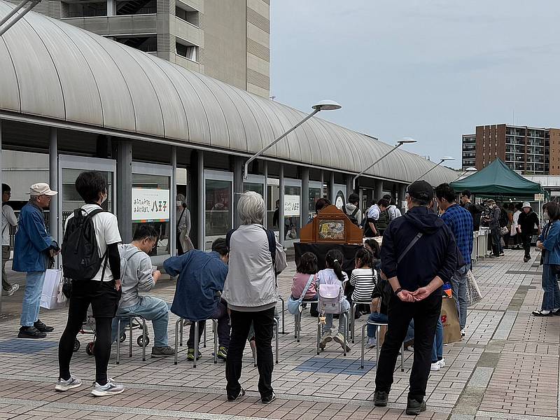 2025年11月に行われた南大沢古本まつりで、わくわく紙芝居サークルによる紙芝居の読み上げに集まるたくさんの子どもたち