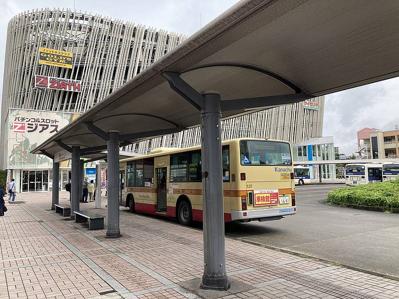 南大沢駅のロータリーには京王バスと神奈川中央交通(神奈中バス)が共同運行している路線が存在
