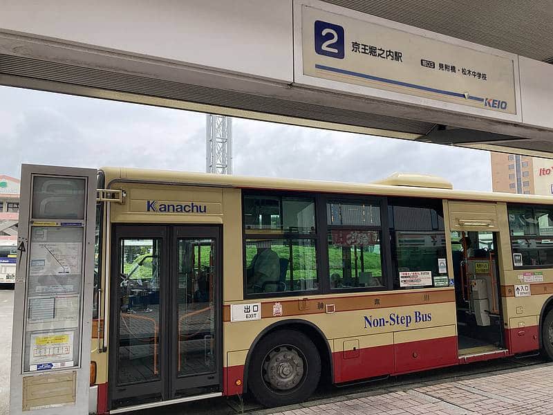 南大沢駅と京王堀之内駅を行き来する「堀03」系統のバス路線は神奈川中央交通のバスも京王バスと共同運行