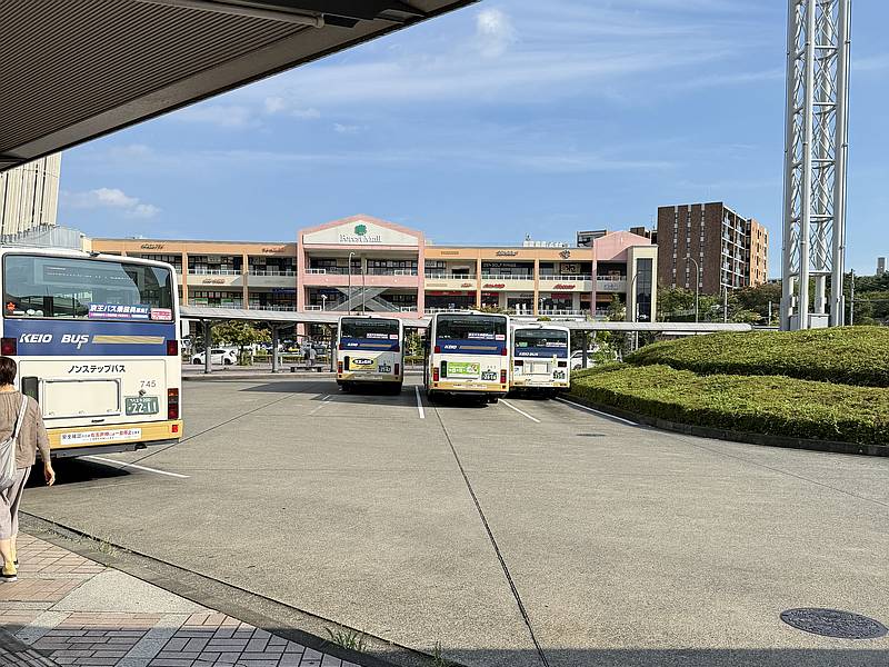 南大沢駅前のロータリーは京王バスが中心に運行しているが、神奈川中央交通(神奈中バス)も一部路線を共同運行して乗車する機会も多い