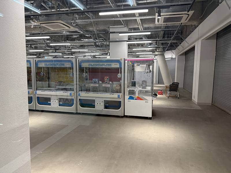 サザンウィンズ南大沢に2026年5月開店予定のゲームセンター「わくわくゲームパラダイス」の4月7日時点の店内の様子はクレーンゲームが多く設置されていることを確認