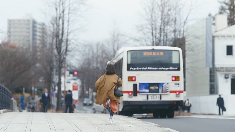 2026年4月7日に放送されたTBS火曜ドラマ「時すでにおスシ」の第1話で主演の永作博美さんがバスに乗り遅れまいと走るシーンに長池見附橋が登場