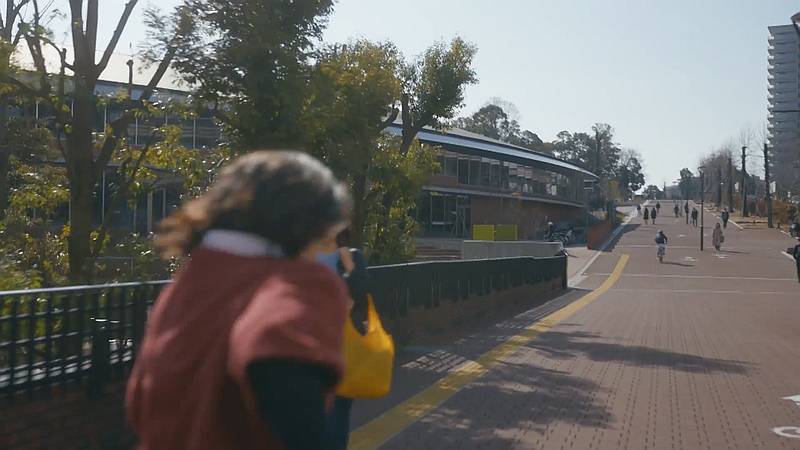 2026年4月7日に放送されたTBS火曜ドラマ「時すでにおスシ」の第1話では多摩センターの中央図書館やクロスガーデン多摩があるレンガ坂から多摩中央図書館が確認