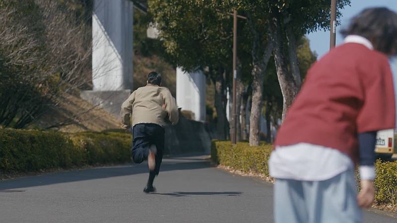 2026年4月7日に放送されたTBS火曜ドラマ「時すでにおスシ」の第1話で、主演の松山ケンイチさんが多摩センター駅から松が谷駅に向かう多摩モノレールの高架下を走るシーン