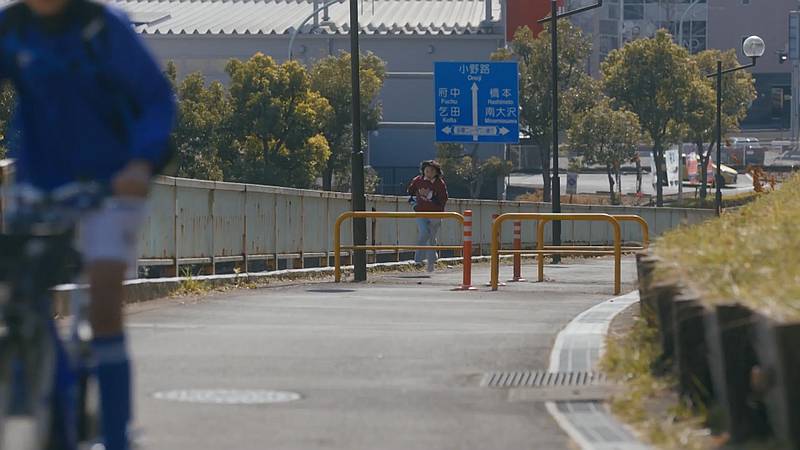 2026年4月7日に放送されたTBS火曜ドラマ「時すでにおスシ」の第1話で、多摩ニュータウン通りと交差する道路の標識で、南大沢の文字が確認