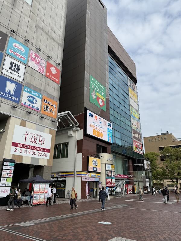 飲食店や居酒屋なども多く出店している駅近の商業施設「マグレブEAST」