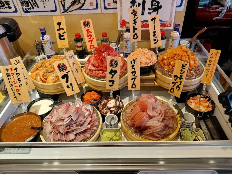 2026年5月に多摩センターにオープン予定の漁港食堂・三方はお刺身食べ放題が話題で、たびたびテレビなどに取り上げられたことも