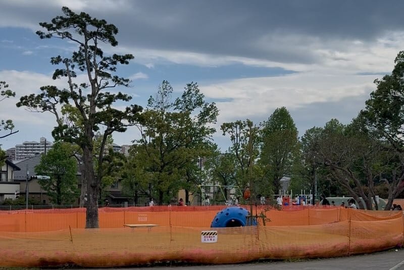 2026年5月1日に一部オープンした上柚木公園のインクルーシブ広場は現在も工事が進められており、芝生養生中や新たな遊具やトイレも設置予定で2026年度に全面完成予定