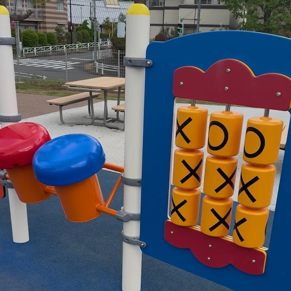 2026年5月1日にオープンした上柚木公園のインクルーシブ広場に設置されたマルバツゲームや叩くと音が鳴って五感を刺激する遊具