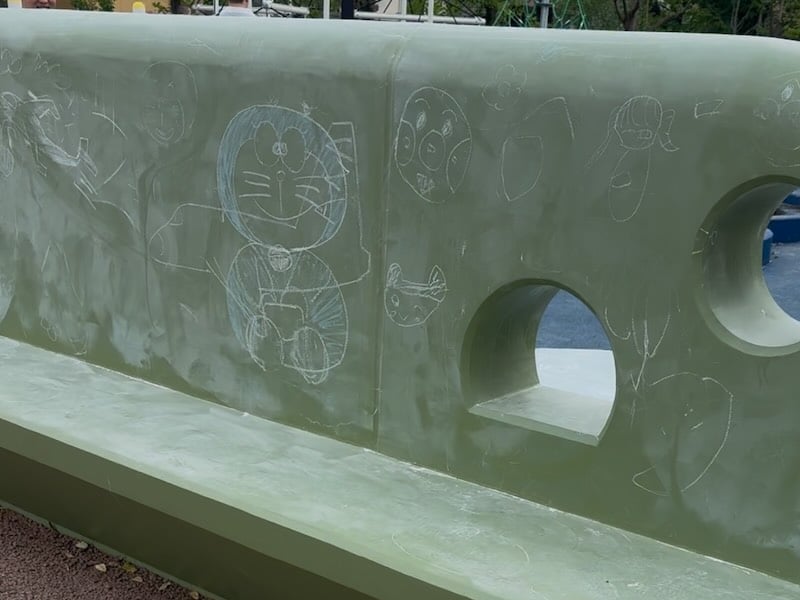 2026年5月1日にオープンした上柚木公園のインクルーシブ広場には、チョークでお絵かきや落書きを楽しめるベンチが中央に設置