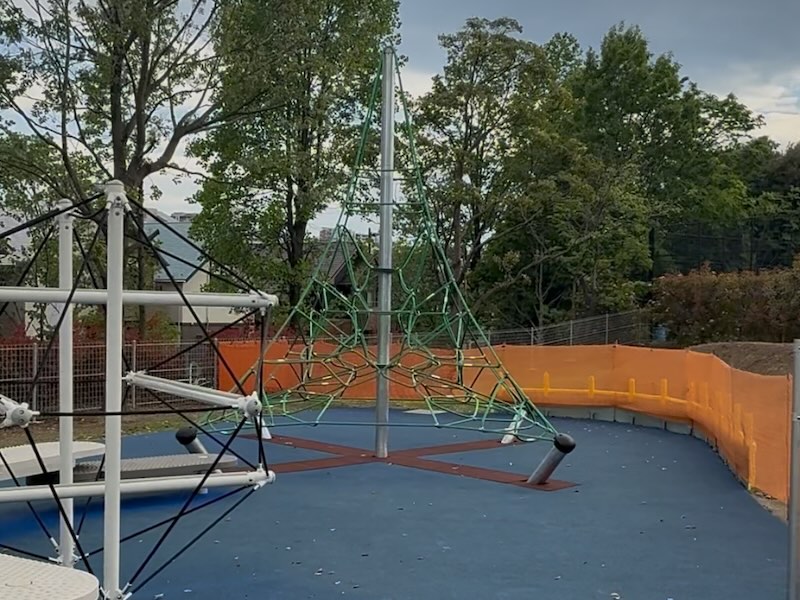 2026年5月1日にオープンした上柚木公園のインクルーシブ広場の小学生ぐらいを対象とした縄でできた緑のアスレチック