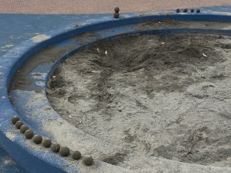 2026年5月1日にオープンした上柚木公園のインクルーシブ広場の砂場にはたくさんの泥団子が作られ、水場も近いので手洗いなどで便利