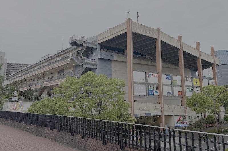テナントの閉店が相次ぎ、空き看板が目立つようになっており、まもなく施設自体が営業終了するとみられるクロスガーデン多摩
