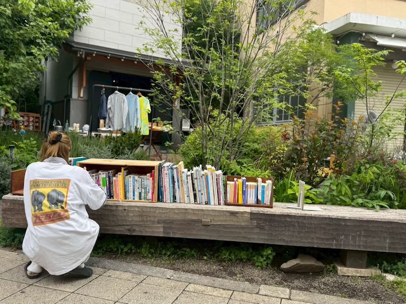 2025年5月にajirochayaで開催された第1回つぐもの市で読まなくなった本が次の人に渡るよう陳列している様子