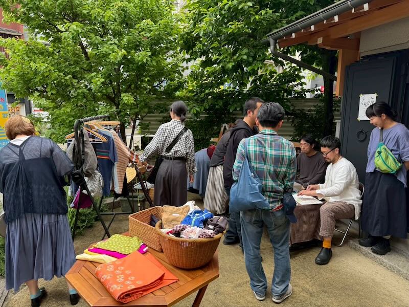 昨年ajirochayaで行われた第1回つぐもの市に多くの来場者が訪れている様子