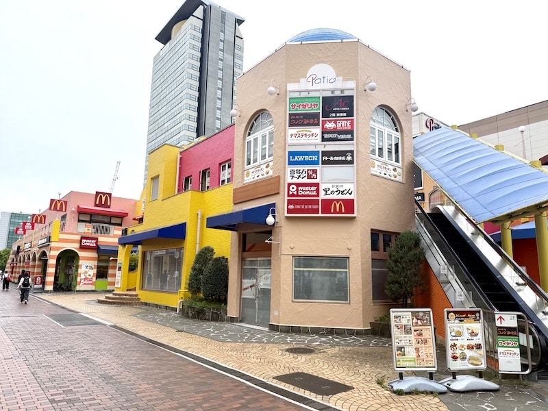 多摩センターの駅前遊歩道の中心部分にある商業施設「丘の上パティオ」