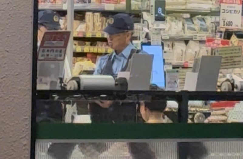 スーパー三徳・南大沢店で発生した、店員さんとお客さんとのトラブルの事情聴取を行う警察官たち