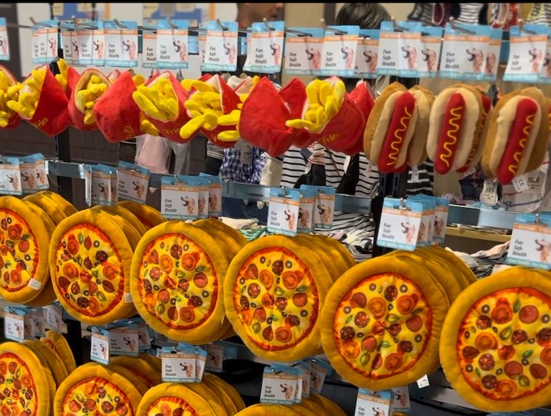 今回のPLSK for DOGSの期間限定店舗では、ピザやホットドッグなどをモチーフにしたユニークな犬用おもちゃが販売