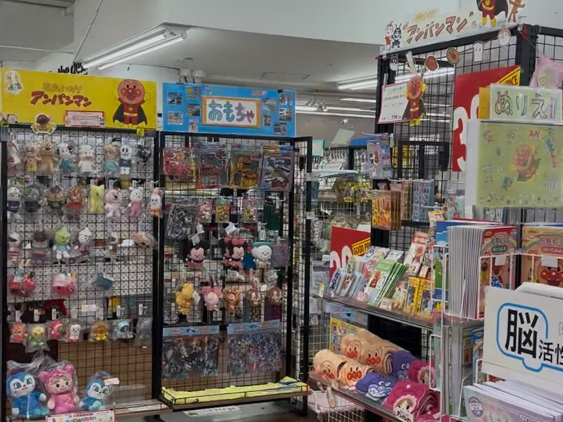 VIA長池2階にある文房具屋「On the desk堀之内店」にはアンパンマンのキャラクターのドリルやクレヨン、パズルなどのグッズも豊富