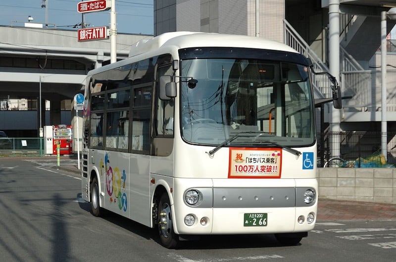 八王子市の地域循環バス「はちバス」の小型バス