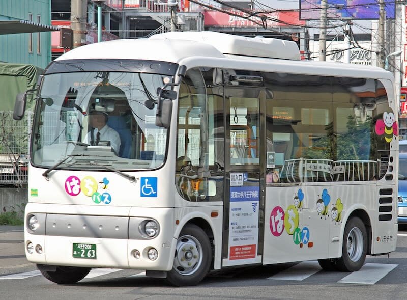 八王子市内の八王子駅周辺を運行している地域コミュニティバス「はちバス」の外観