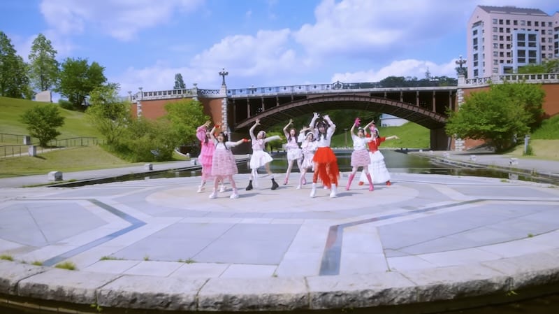 アイドルグループ「RE-GE(リージェ)」の楽曲「イチゴソーダ」のミュージックビデオでは、長池公園の姿池にあるステージがロケ地で、サビのシーンなどで登場