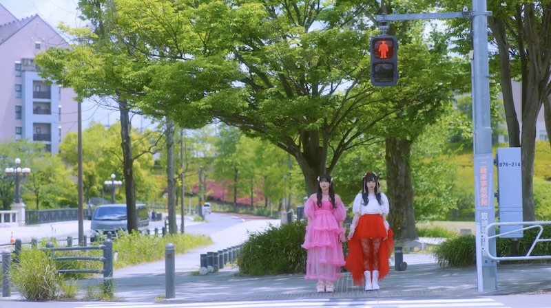 アイドルグループ「RE-GE(リージェ)」の楽曲「イチゴソーダ」のミュージックビデオでは、長池公園沿いにある歩道と交差点、信号なども映像の一部で撮影されて登場