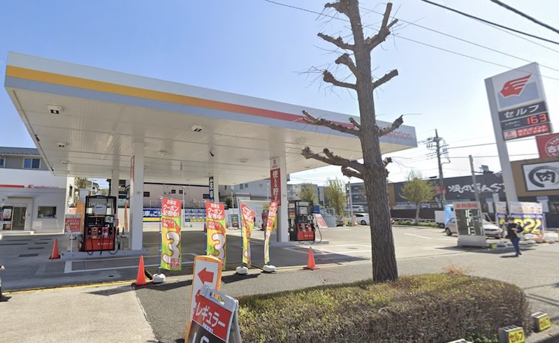 多摩ニュータウン通りのガソリンスタンド出光