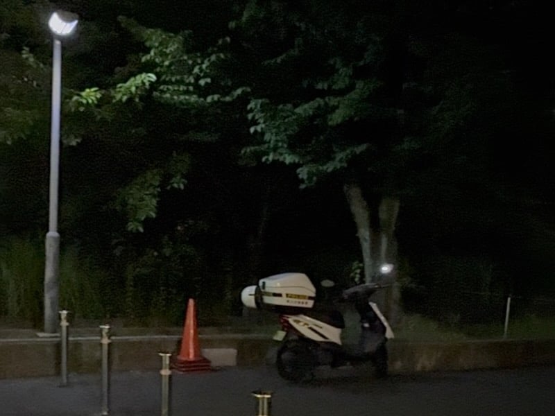 八王子市鑓水にキャンパスを構える多摩美術大学の東門の前に2026年6月23日にパトカーとともに白バイが停車