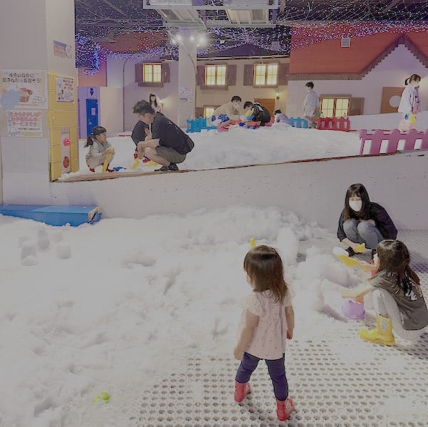 京王堀之内駅すぐの子ども向け遊び場「東京あそびマーレ」の最大の目玉は、一年中いつでも雪遊びができる雪のテーマパーク「スノータウン」