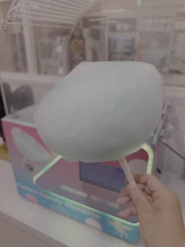 カラオケまねきねこ南大沢店の「おかしバー」の綿菓子マシンで作成したカラフルな綿菓子
