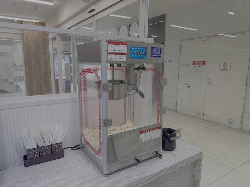 カラオケには定番のお菓子であるポップコーンも、カラオケまねきねこのおかしバーで食べ放題