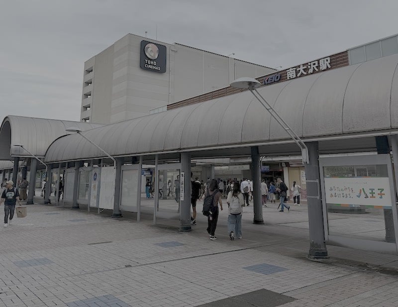 京王相模原線の南大沢駅と駅前遊歩道を撮影
