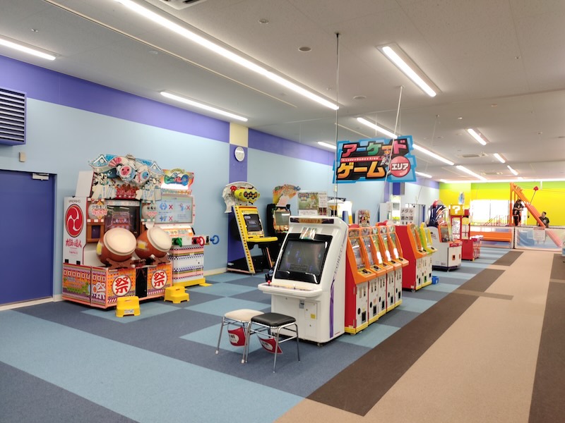 ファンタジーキッズリゾート・クロスガーデン多摩店では無料で遊べるゲームコーナーがあり、メダルゲームも楽しめる