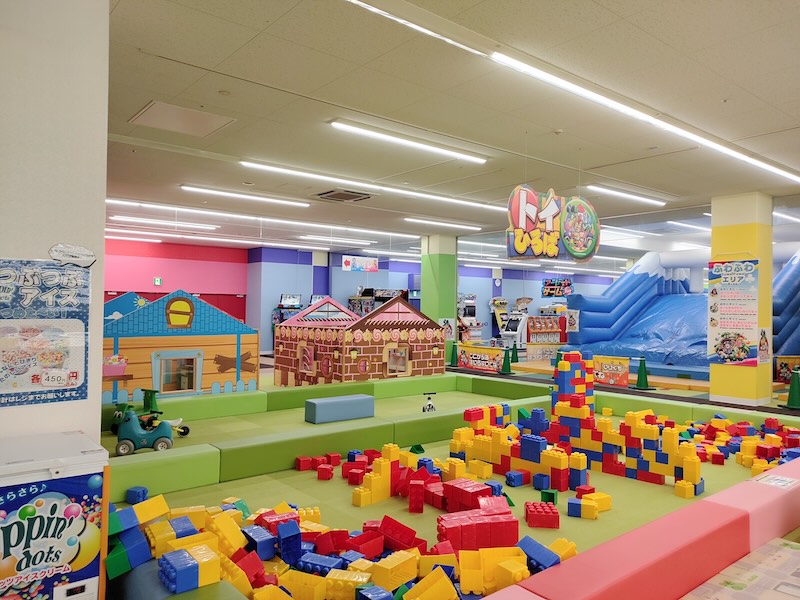 ファンタジーキッズリゾート・クロスガーデン多摩店は子ども向けの有料の屋内型遊び場