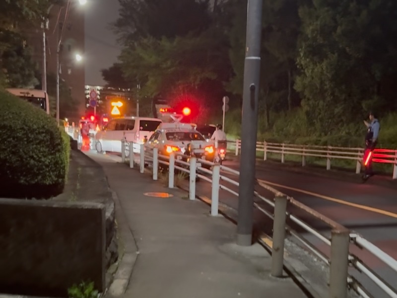 スポーツクラブ「ルネサンス南大沢店」前の道路で2026年7月3日(金)の夜20時前ごろに乗用車がガードレールに衝突する交通事故