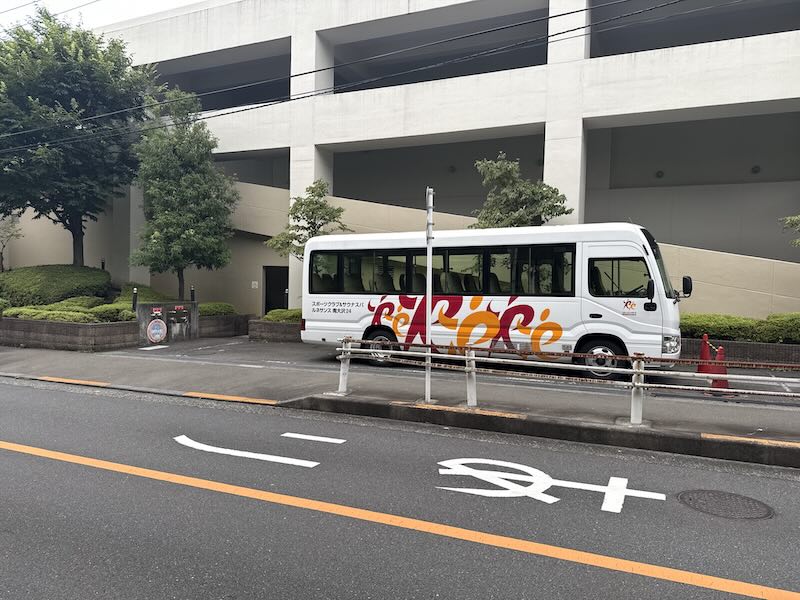 事故翌日の7/4にルネサンスの事故現場を訪ねたところ、ガードレールが大きく歪んでいるのが確認