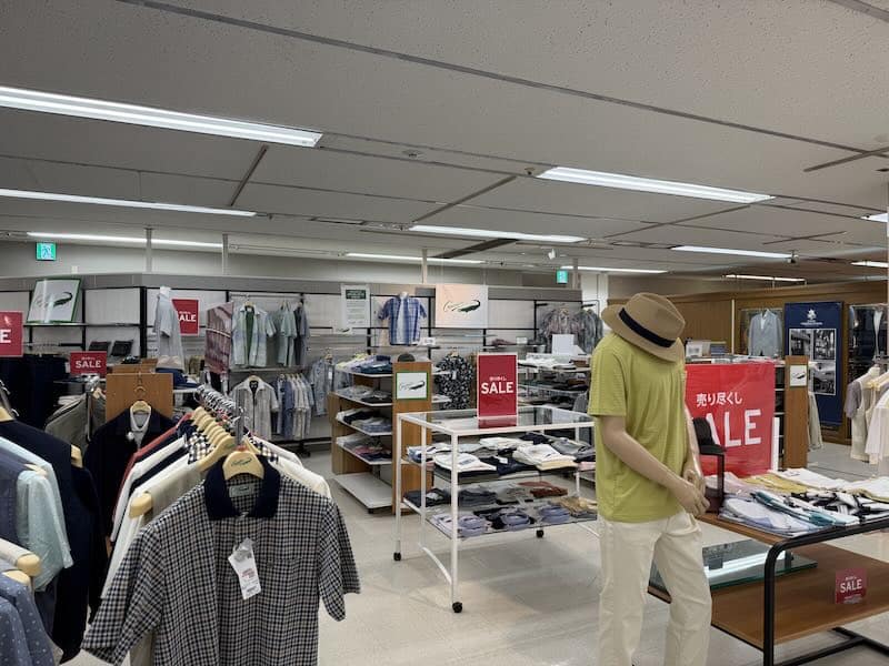 イトーヨーカドー多摩センター店の3階衣料品売り場が2026年8月30日に終了するため、衣類を2点以上購入すると30%OFFになる売り尽くしセールが開催中