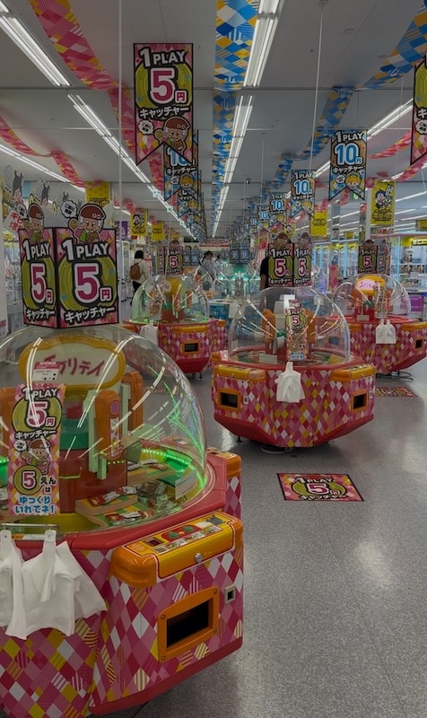 エブリデイ多摩ノ国には5円や10円でプレイできるお菓子やマスコットのクレーンゲームを多く存在