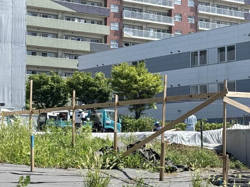 2026年7月25日(土)にオリーブの丘・町田小山ヶ丘店(仮称)の出店予定地を訪ねたところ、工事の作業員が土曜日ながら作業しているのを確認