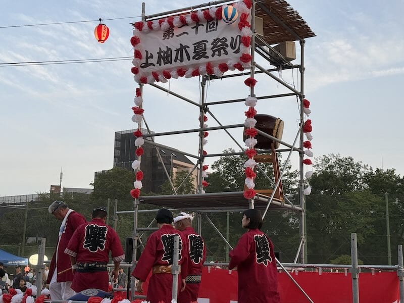 2025年8月23日(土)に行われた第20回上柚木夏祭りのイベントの様子として会場中央に設置された櫓