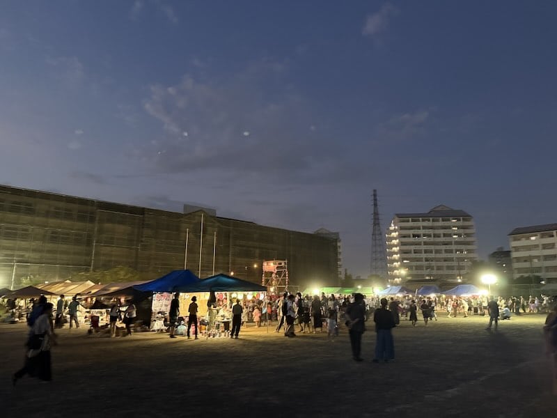 2025年8月23日に行われた上柚木夏祭りで暗くなる最後に花火の打ち上げを待つ様子