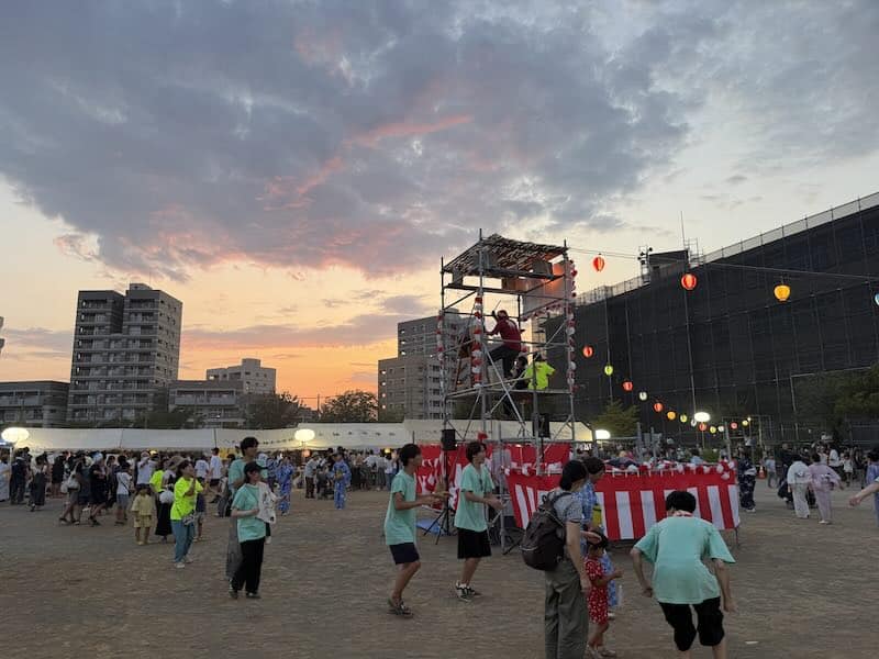 前回2025年の第20回上柚木夏祭りで地域の人々が夏祭りで盆踊りを楽しむ様子