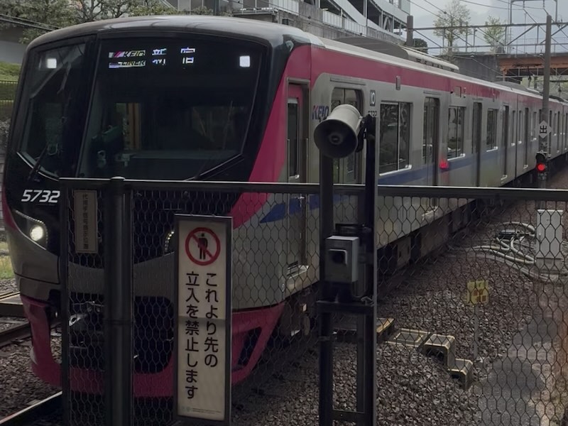 朝の通勤ラッシュ時んい南大沢駅で撮影した京王ライナー